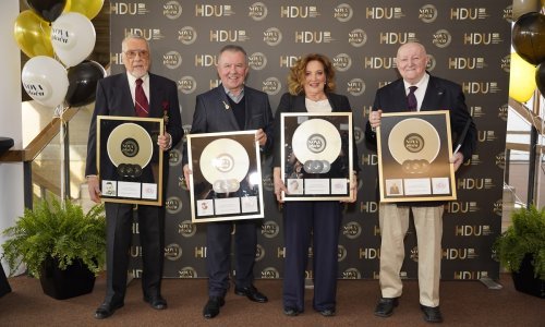 Terezi Kesoviji, Dragi Dikliću, Stjepanu Jimmyju Staniću i Croatia Recordsu dodijeljena nagrada 'Nova ploča' za njihov izuzetan doprinos diskografiji i glazbenoj kulturi