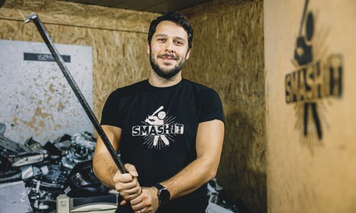 [FOTO/VIDEO] Zanimljiva antistres terapija: Razgovarali smo s Tomislavom Stanićem, zaslužnim za prvu hrvatsku sobu za razbijanje