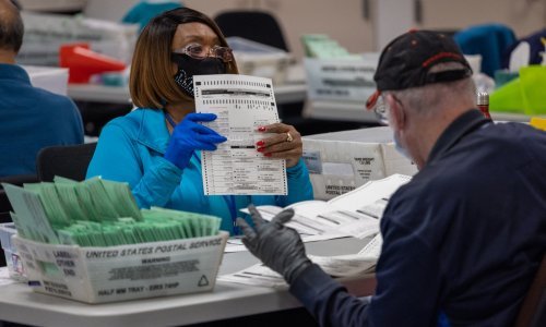 Službenici u Arizoni i Nevadi broje glasove uz policijsko osiguranje