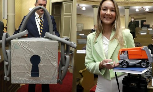 [VIDEO] Što su kartonski lokot i plastični kamion radili na sjednici Skupštine Grada Zagreba?