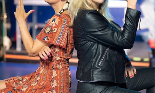 Bendovi Lili Gee i Heidi šeće psa zajedno na pozornici