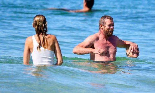 [FOTO] Neprepoznatljiva zvijezda serije 'Mentalist': Simon Baker se brčka u plićaku sa svojom novom dragom i njezinom majkom