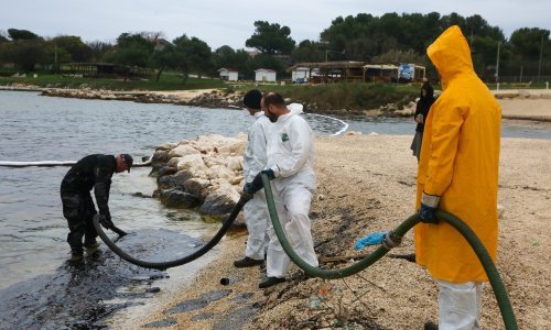 [FOTO] Komunalci izišli na obalu u Ližnjanu, čiste se naftne mrlje: O čemu se točno radi, znat ćemo nakon uzorkovanja