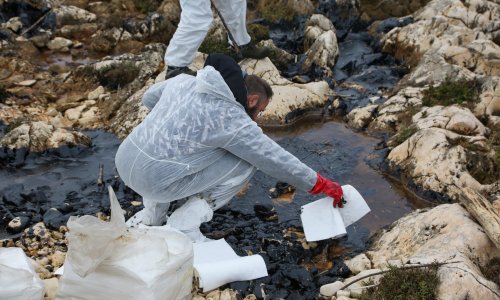 Čiste se naftne mrlje na obali u Ližnjanu; načelnika brine jedna stvar
