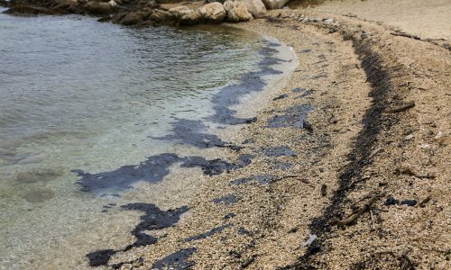 Nakon Kostrene crna, ljepljiva masa se proširila i zagadila plaže Liburnije i Istre. Je li i to mazut iz TE Rijeka?