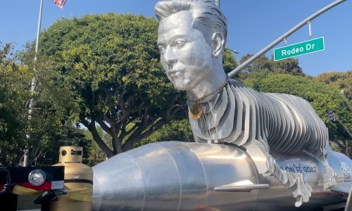 [FOTO] Elon Musk na tijelu koze jaše raketu; ovu skulpturu fanovi tehno milijardera platili su pravo bogatstvo
