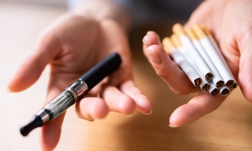 Elektronsku cigaretu prodat će vam kao zdraviju od obične, ali štetne su na sličan način