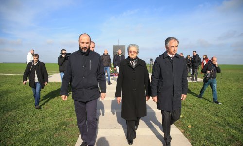 [FOTO] Predstavnici srpske manjine položili vijence na Dunavu i na Ovčari: 'Nastavit ćemo to raditi. Neće nas spriječiti poprijeki pogledi ni jednih, ni drugih'