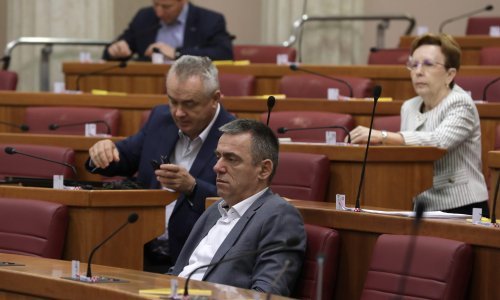 Mlinarić: Kome je to Pupovac u Vukovaru bacao vijenac?