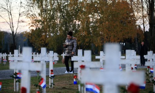 U Vukovar, unatoč kiši, od ranog jutra pristiže veliki broj ljudi