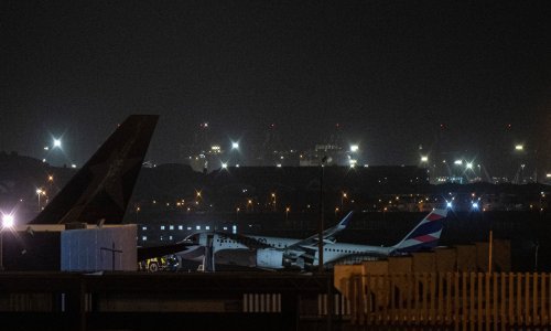 [VIDEO] Nevjerojatna nesreća: Dok je polijetao avion udario u vozilo, poginula dva vatrogasca