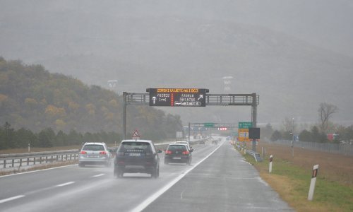 Ceste su mokre i skliske, zbog nesreće u tunelu Sleme vozi se usporeno