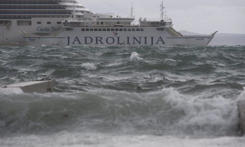 Jak vjetar otežava promet u Lici, u prekidu trajektne linije