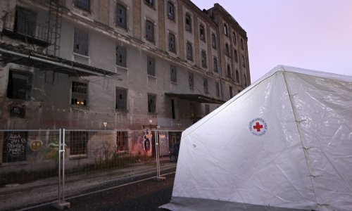 [FOTO] Inicijativa Zagreb grad- utočište: Vlast kasni, podizanje šatora i kontejnera uz po život opasnu zgradu Paromlina nije dobro