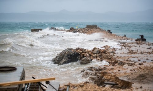 Plima potapa rive duž obale, snijeg u Gorskom kotaru: Pogledajte strašne posljedice nevremena diljem zemlje