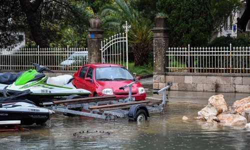 Veliki problemi u priobalnim županijama, more i voda ulaze u kuće, kod Omiša se izlila Cetina, olujno jugo prekinulo veze kopna i otoka...