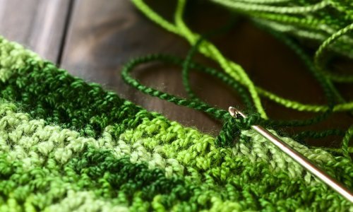 Svečano otkrivanje božićnog drvca izrađenog od pletenih i kukičanih kvadrata