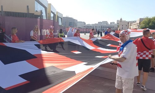 [VIDEO/FOTO] Hrvatski kvadratići preplavili Katar; pogledajte atmosferu oko stadiona i najveću navijačku zastavu ikad!