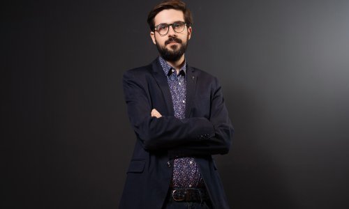 Hrvoje Korbar o predstavi po motivima Dežulovićeve knjige: Sakramenti gube na vrijednosti, a krštenja, pričesti i krizme polako se pretvaraju u generalne probe za svadbe s 500 uzvanika