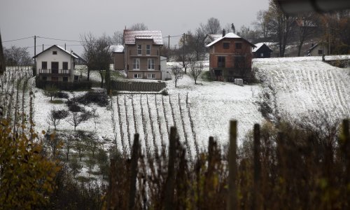 [FOTO] Snježni plašt iz Gorskog kotara širi se Hrvatskom; na dijelu Jadrana i danas žuto upozorenje