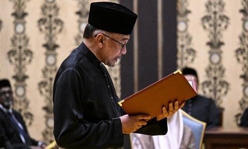 Anwar imenovan premijerom, svečano prisegnuo pred kraljem