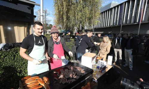 [FOTO/VIDEO] Iznenada zatvorena menza na Fakultetu strojarstva i brodogradnje: Pogledajte kako su se studenti snašli i kolegama pripremili ručak