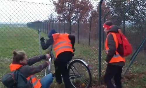 [VIDEO] Pogledajte trenutak kada su klimatski aktivisti provalili na pistu, zalijepili se i zatvorili berlinsku zračnu luku