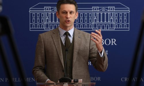 Nekim dužnosnicima plaće rastu i za više od tisuću kuna, zastupnici poručuju: 'Dolazi jako teška godina, a Vlada se češlja'