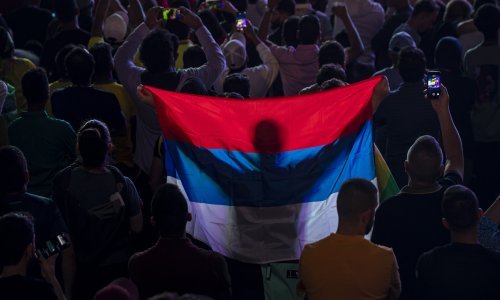 [FOTO] Srbi pod istragom Fife zbog zastave u svlačionici kojom svojataju Kosovo