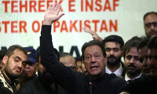 Svrgnuti pakistanski premijer nakon ranjavanja odustao od marša na Islamabad, no ipak prijeti novom krizom