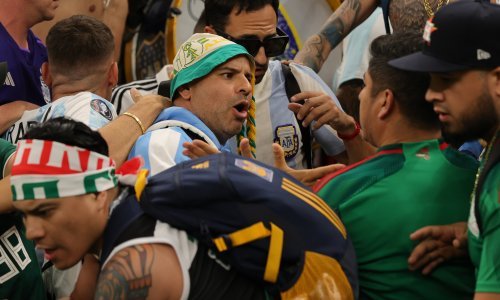 [FOTO] Bliski susret navijača Meksika i Argentine na tribinama i odgovor para u najoriginalnijim dresovima viđenim u Dohi