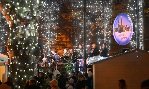 [FOTO] Zagrebački Advent i službeno je otvoren; pogledajte kakva je gužva nastala već prve večeri