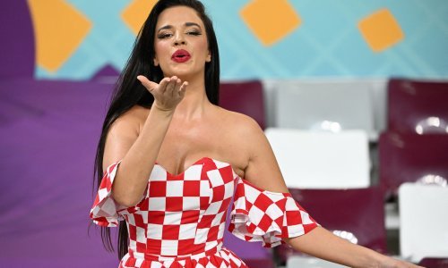 Najpoznatija hrvatska navijačica Ivana Knoll Vatrene bodri u oskudnijem izdanju; haljinica otkriva malo previše