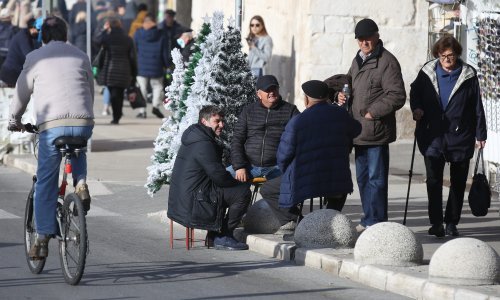 Kreće isplata jednokratnog novčanog primanja umirovljenicima i doplatka za djecu: Evo tko će sve dobiti pomoć