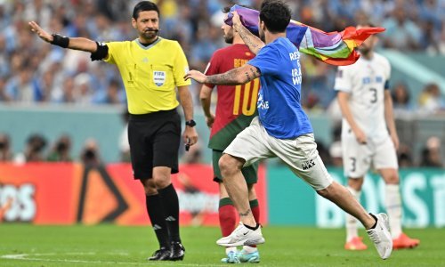 [FOTO] Dvoboj Portugala i Urugvaja prekinuo je aktivist, a poruka je bila i više nego jasna