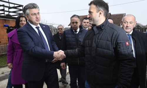 [FOTO] Plenković u Petrinji obišao kuću u izgradnji i obitelj koja će u nju useliti