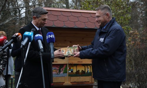 [FOTO] Pahor darovao pčelinjak zagrebačkom Zoološkom vrtu; na proljeće će se useliti kranjska pčela