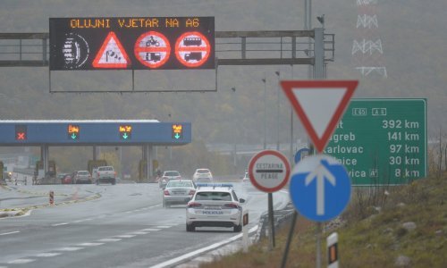 Jak vjetar ponovno zatvorio dio autoceste prema Rijeci, mogu proći samo osobna vozila