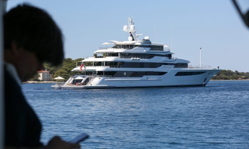 [FOTO] FBI u tajnosti stigao u Trogir: Desetak agenata pretražilo luksuznu jahtu Putinova saveznika i kuma