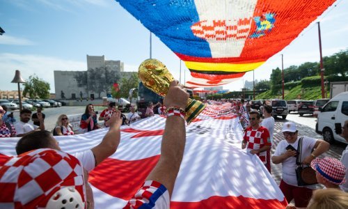 Hrvatski navijači rekordno dugačku zastavu razvili uz pjesmu na prostoru Kulturnog sela Katara