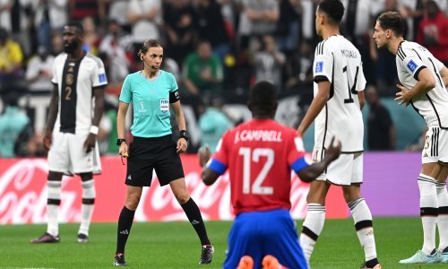 Kada vidimo ovu fotografiju, čini se kao da nogometaši Njemačke i Kostarike nisu znali tko će im suditi