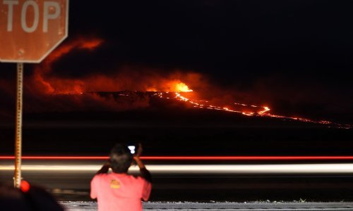 [FOTO] Nestvarni prizori: Čitave obitelji hrle na havajski vulkan kako bi vidjeli usijane tokove lave