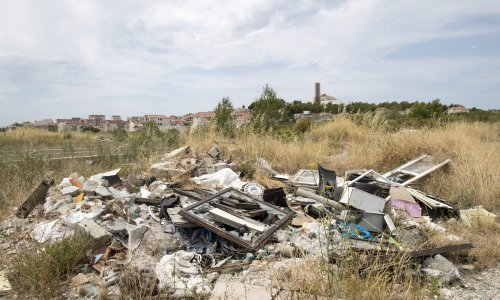 Četvorica muškaraca ilegalno uvezli u Hrvatsku otpada u vrijednosti nekoliko milijuna kuna, skladištili ga kod Siska