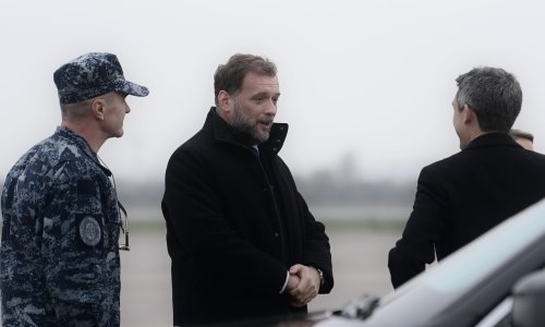 [VIDEO] Pazite ovo: Dok je Banožić preuzimao američke helikoptere, Milanović pored njega prošao u vladinom avionu