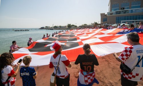 [FOTO] Gigantska zastava opet vijori, Vatrene će danas bodriti i slijepi navijač Robert Holjevac: Gledam utakmicu na svoj način...