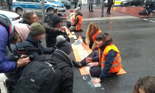 Klimatski aktivisti zalijepili se za ključne prometnice u Berlinu i Münchenu, policija ih pokušava odlijepiti: Traže ograničenje brzine na autocestama na 100 km/h