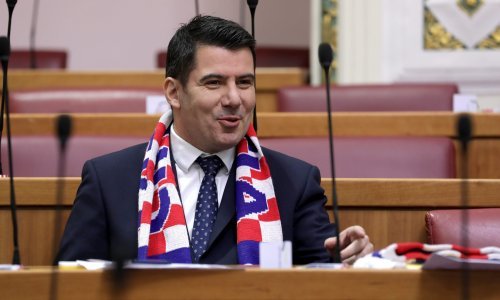 Grmoja pozvao oporbu da ne podlegnu 'sirenskom zovu' vladajućih tijekom nogometne euforije