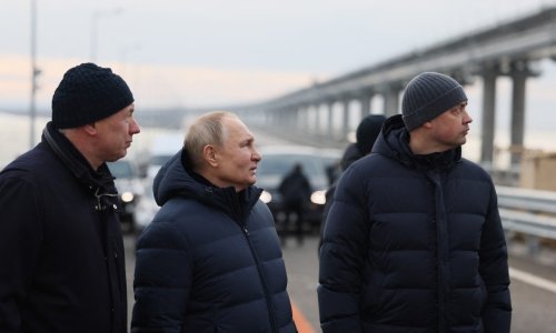 [VIDEO] Putin za volanom Mercedesa prešao preko Krimskog mosta koji je granatiran u listopadu: 'Moramo popraviti lijevu stranu'