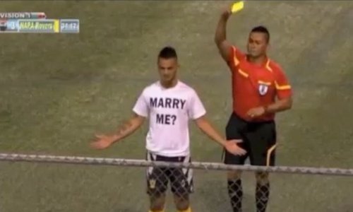 Zabio škaricama, zaprosio djevojku pa dobio žuti karton