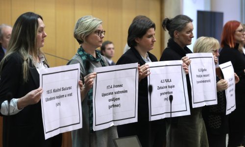 [FOTO] Oporbene zastupnice s plakatima u sabornici: 'Femicid u Hrvatskoj poprima užasne razmjere'